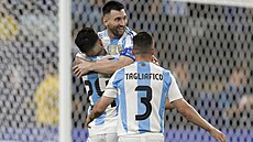 Argentinský kapitán Lionel Messi (uprosted) se raduje se spoluhrái z gólu v...