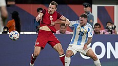Kana�an  Alistair Johnston (vlevo) v souboji s argentinským fotbalistou...