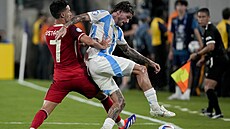 Argentinec Rodrigo De Paul (vpravo) brán�ný Stephenem Eustaquiem z Kanady.