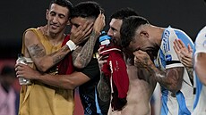 Argentinská postupová radost v podání (zleva) Angela Di Marii, Enza Fernandeze,...