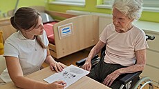 Studenti se v�nují klient�m ostrovského Alzheimer Home p�i r�zných aktivitách....