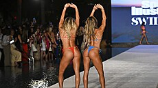 Hanna a Haley Cavinderovy na akci k 60. výro�í Sports Illustrated (Miami, 1....