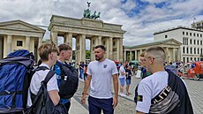 Branká� Ben Foster se p�ed Braniborskou bránou v Berlín� baví s anglickými...