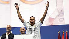 Kylian Mbappé burcuje fanouky Realu Madrid.