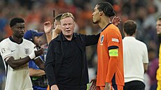 Ronald Koeman po zápase s Anglií objímá nizozemského kapitána Virgila van Dijka.