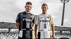 Václav Pila (vlevo) a Adam Vlkanova v nových dresech po tiskové konferenci...