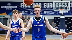�eský junior Jakub Ne�as se soust�edí na trestný hod.
