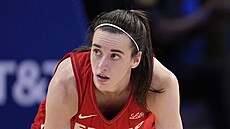 Caitlin Clarková (vlevo) z Indiana Fever b�hem zápasu s Dallas Wings
