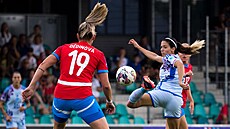 Aitana Bonmatíová ze �pan�lska hraje patou v zápase s �eskem.