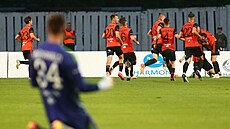 Fotbalisté Ru�omberku slaví gól.