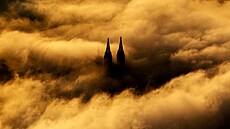 Vy�ehrad v mlze. Záb�r z výstavy �esko z letadla v karlínské Fragment Gallery