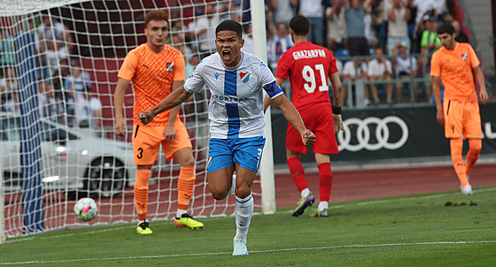 Ewerton z Ostravy stílí první gól a divoce se raduje.