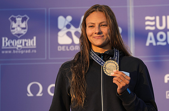 Barbora Seemanová se zlatou medailí z mistrovství Evropy. Doplavala si pro ni...