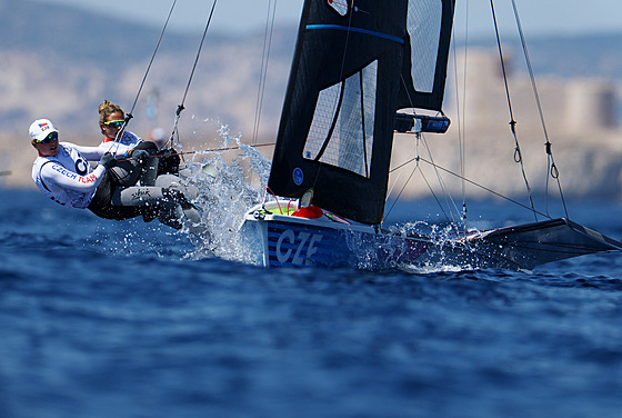 �eské jachta�ky Zosia Burská a Sára Tkadlecová trénují nedaleko Marseille na...