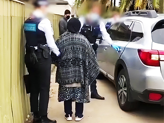 Australská policie odvádí Sakinu Muhammad Jan, která provdala svou dceru do...