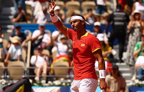 �pan�lský tenista Rafael Nadal zdraví publikum p�ed duelem se Srbem Novakem...