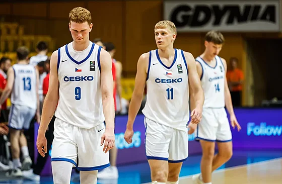 Zklamaní etí basketbalisté po poráce s Litvou v utkání o 5. místo na...