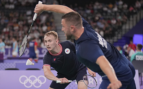 etí badmintonisté Ondej Král a Adam Mendrek v utkání s Jihokorejci.