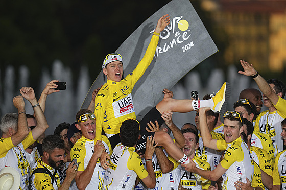 �LUTÁ RADOST. �lenové vít�zného týmu dávají Tadeji Poga�arovi zaslou�eného...