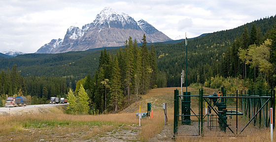 Zařízení ropovodu Trans Mountain podél silnice č. 16 v parku Mount Robson ve...