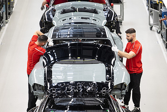 Zamstnanci spolenosti Porsche AG montují v hlavním závod v nmeckém...