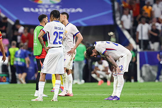 Vy�erpaní a zklamaní francouz�tí fotbalisté po vy�azení v semifinále...