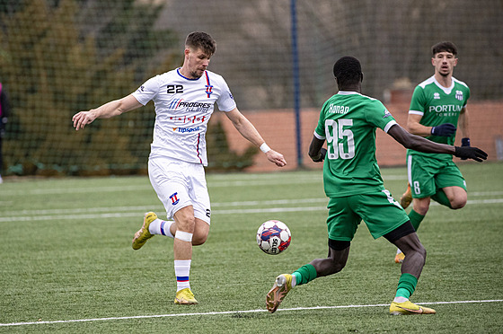 Adrián �ermák je�t� v dresu svého bývalého klubu Lí�n�.