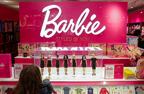 Panenky Barbie znaky Mattel jsou k vidní v hrakáství FAO Schwarz na...