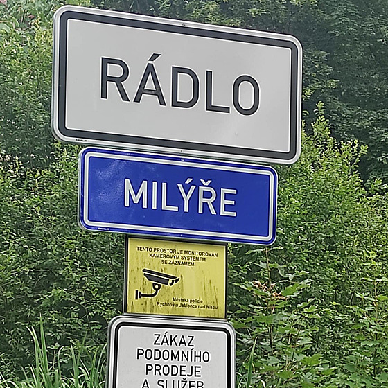 Doplková modro-bílá tabulka informuje idie o vjezdu do ásti obce Milýe, správn vak Milíe.