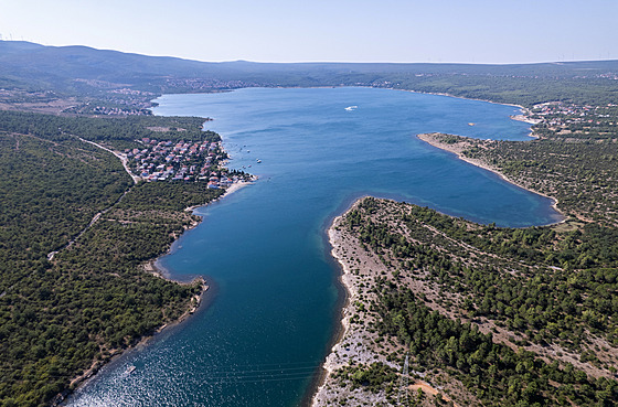 Záliv, zvaný Karinské mo�e, má rozlohu pouhých �est kilometr� �tvere�ních (27....