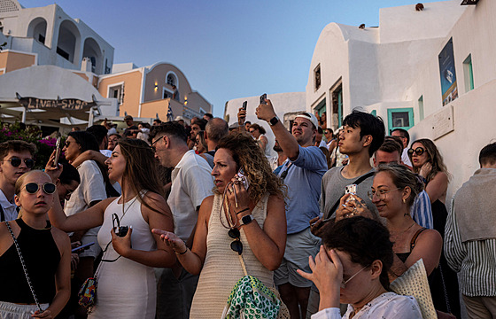 Ostrov Santorini trpí masivním přívalem turistů (29. července 2024)