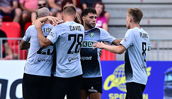 Karvintí fotbalisté se radují z gólu v ligovém utkání v Pardubicích.