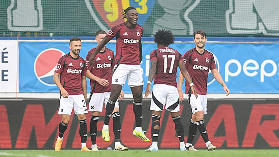 Sparanský útoník Victor Olatunji se spoluhrái slaví gól do sít Teplic v...