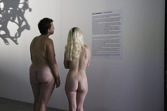 Lidé se ú�astní nudistické náv�t�vy výstavy �Discorde, Fille de la Nuit� v...