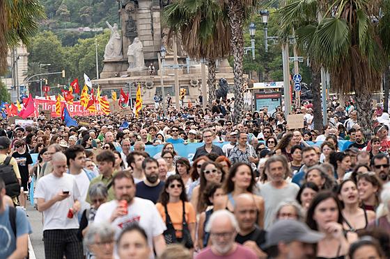 Obyvatelé Barcelony protestovali proti masovému turismu. (6. ervence 2024)