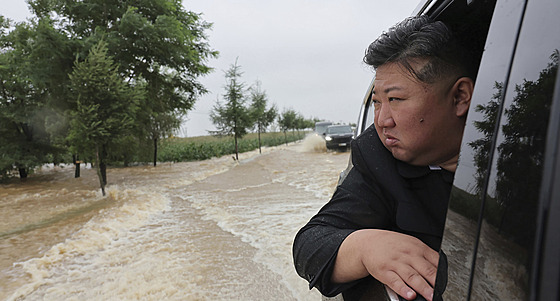 Severokorejský v�dce Kim �ong-un kv�li silným záplavám vyhlásil stav nouze....