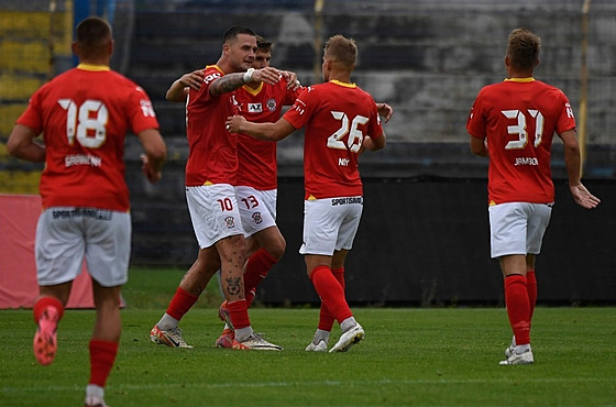 Fotbalisté Zbrojovky Brno se radují z gólu v zápase s Jihlavou.