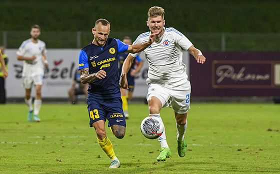Alja Krefl (vlevo) z Celje v souboji s Alenem Mustafiem ze Slovanu Bratislava.