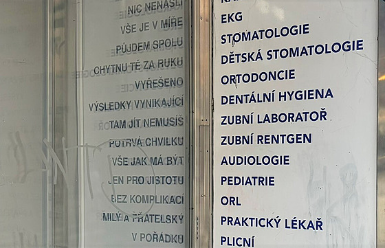 Ve výloze Polikliniky Prahy 7 se objevil umlecký projekt mladé umlkyn Agáty...