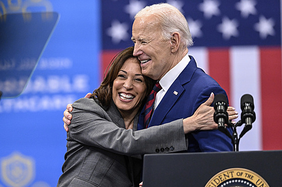 Podle agentury Reuters Biden podpořil viceprezidentku Kamalu Harrisovou coby...