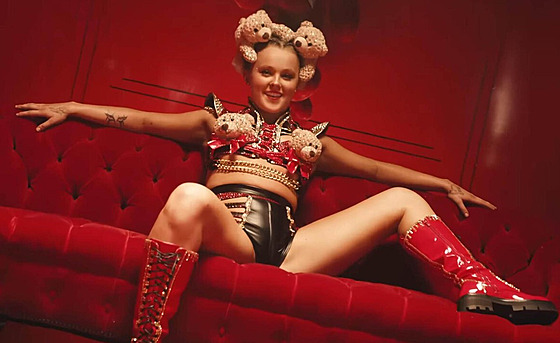 JoJo Siwa ve videoklipu Guilty Pleasure (2024)