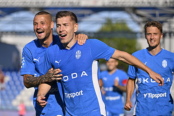 Daniel Mare�ek (uprost�ed) slaví sv�j t�etí gól v zápase se Slováckem.