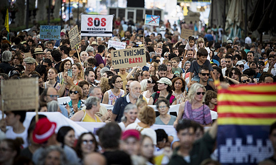 Desetitisíce obyvatel Mallorky demonstrovaly proti petíenosti ostrova...