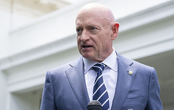 Arizonský senátor Mark Kelly (4. �ervna 2024)