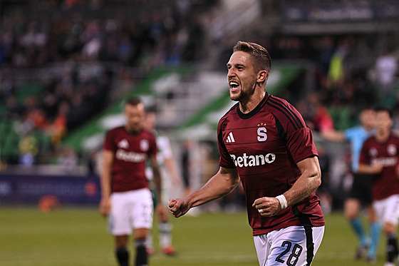 Sparanský fotbalista Tomá Wiesner se raduje z gólu do sít Shamrocku Rovers.
