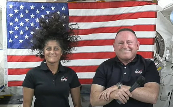 Astronauti Barry Wilmore a Sunita Williamsová bhem tiskové konference na...
