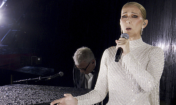 Céline Dion b�hem zahajovacího ceremoniálu olympiády v Pa�í�i (26. �ervence...