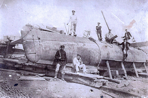 Američtí technici nepřijeli, a tak Rus vylepšil ponorku o dřevěná žebra