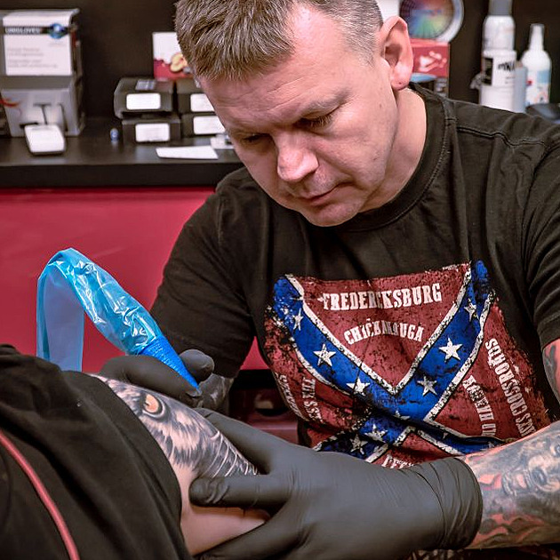 Začínal na starém zubařském křesle a tetovat se učil z videokazety z Německa
