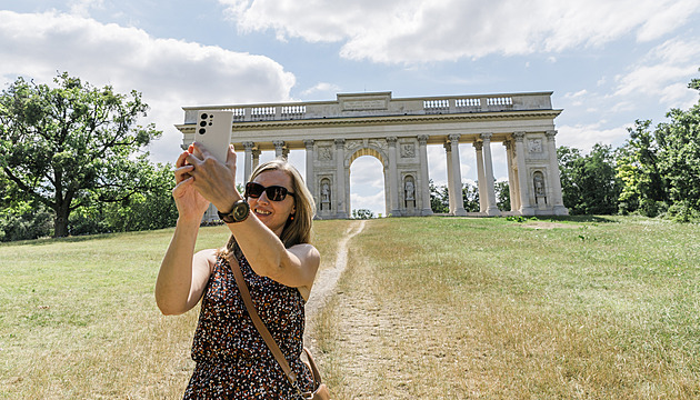 Top selfie z jižní Moravy: z obřího trůnu, u kotvy pro papeže i od kolonády